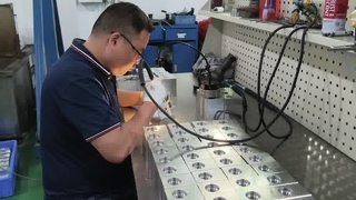 सुचारू तेल मार्ग सुनिश्चित करने वाले हाइड्रोलिक वाल्व ब्लॉकों की मैन्युअल डिबुरिंग